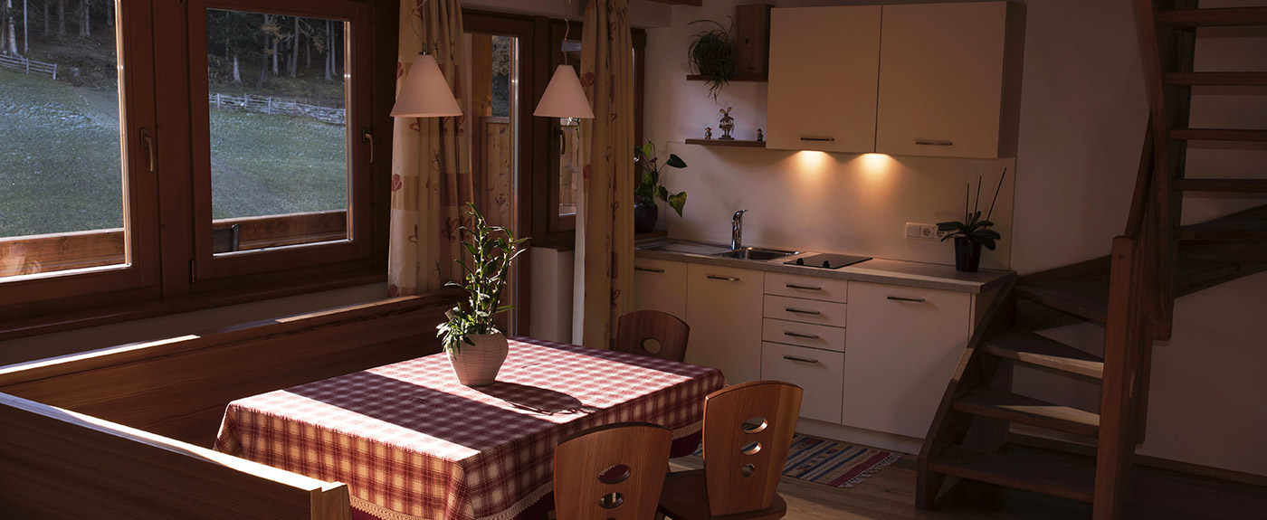 Kitchen and corner bench with table at Hotel Arnstein