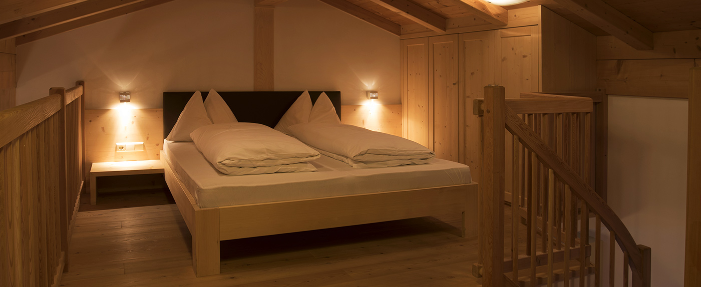Doppelbett im Oberboden eines Zimmers im Hotel Arnstein