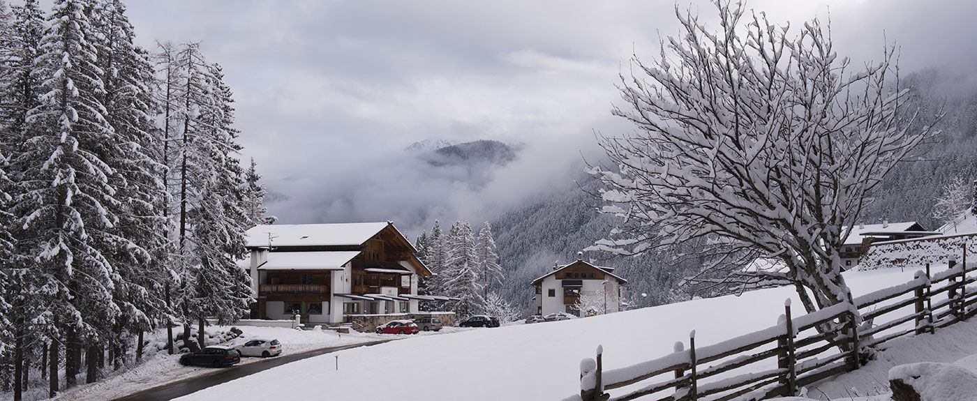 Das Hotel Arnstein inmitten der Schneelandschaft