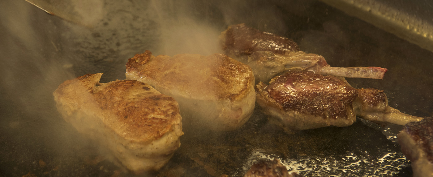 Steaks und Haxen werden in der Pfanne angebraten